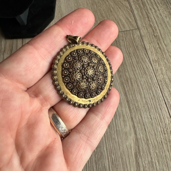 Vintage Stamped Metal Pendant with intricate Daisy design - Picture 5 of 7